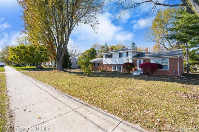 Builiding view two for 5274 Cooley Lake, Waterford, MI. 48327