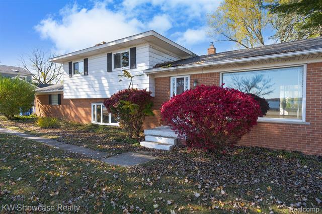 front view for 5274 Cooley Lake Rd, Waterford, Mi. 48327