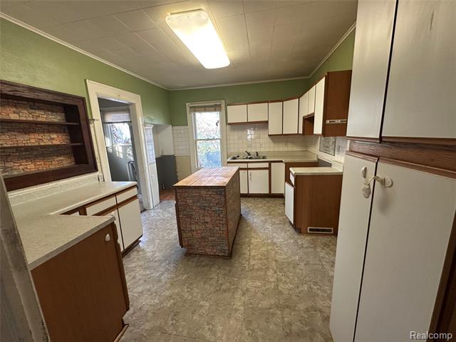 Builiding view five for 124 State, Pontiac, MI. 48341