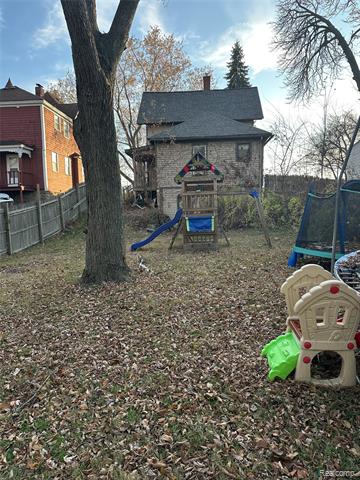 Builiding view two for 124 State, Pontiac, MI. 48341