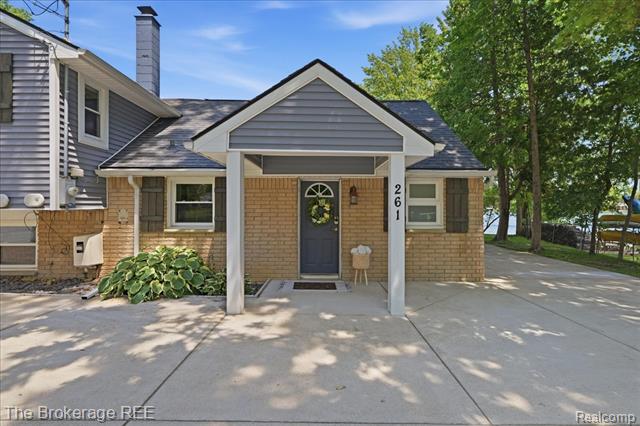 Builiding view five for 261 Reymont, Waterford, MI. 48327
