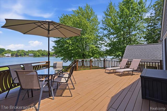 Builiding view forty eight for 261 Reymont, Waterford, MI. 48327