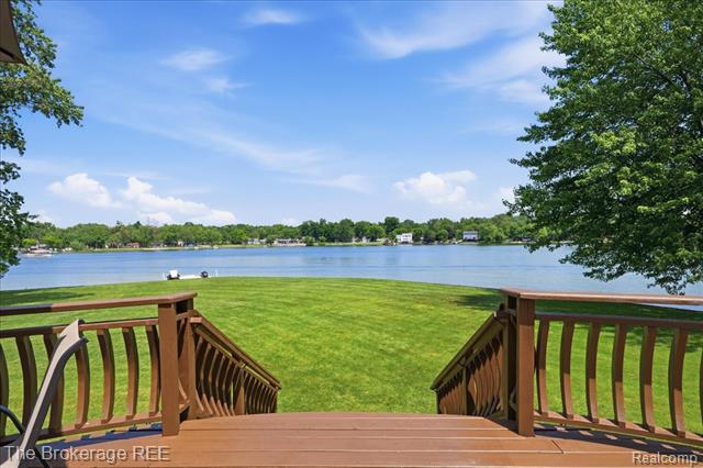 Builiding view forty nine for 261 Reymont, Waterford, MI. 48327