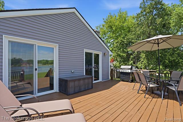 Builiding view forty seven for 261 Reymont, Waterford, MI. 48327
