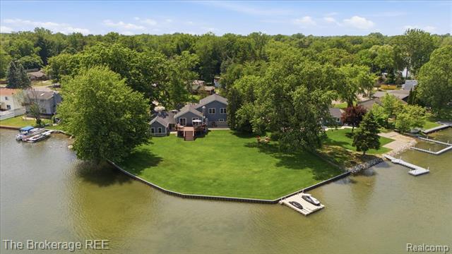 Builiding view forty three for 261 Reymont, Waterford, MI. 48327