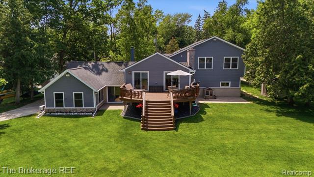 Builiding view forty two for 261 Reymont, Waterford, MI. 48327