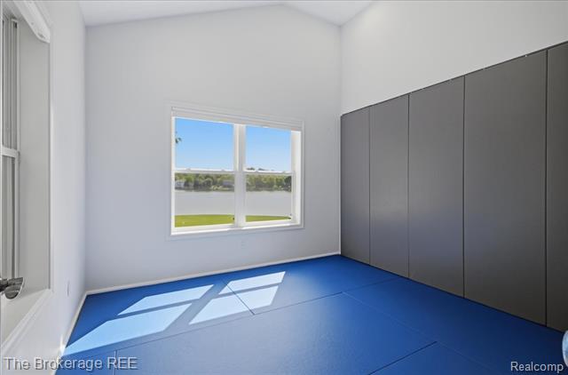 Builiding view thirty three for 261 Reymont, Waterford, MI. 48327