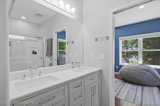 Builiding view thirty for 261 Reymont, Waterford, MI. 48327