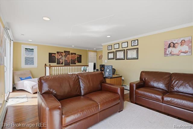 Builiding view twenty four for 261 Reymont, Waterford, MI. 48327