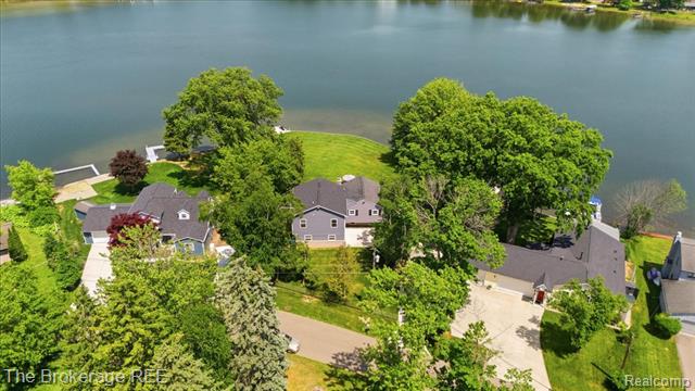Builiding view two for 261 Reymont, Waterford, MI. 48327