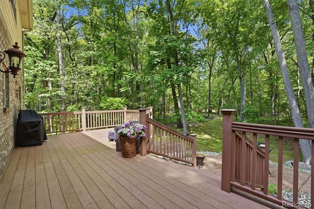 Builiding view four for 2790 Pine Bluffs, Highland, MI. 48357