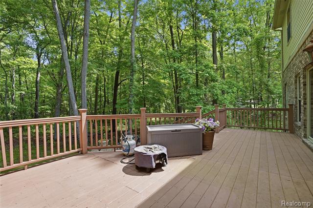 Builiding view two for 2790 Pine Bluffs, Highland, MI. 48357