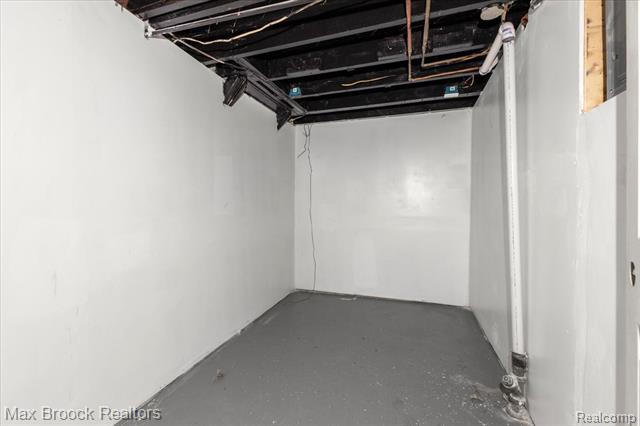 Builiding view eighteen for 291 Michigan, Pontiac, MI. 48342