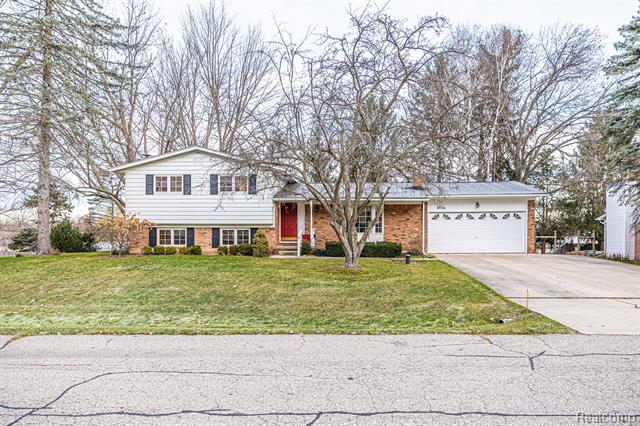 front view for 8866 Woodshire Dr, White Lake, Mi. 48386