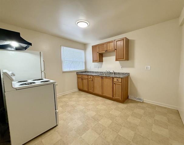 Builiding view thirty three for 261 N Saginaw, Pontiac, MI. 48342