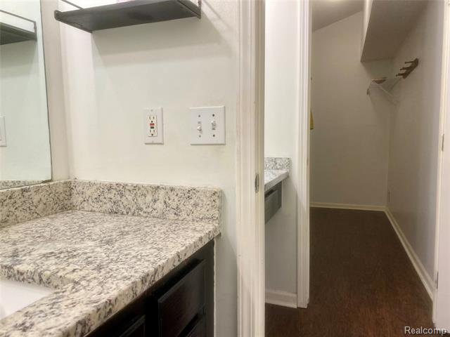 Builiding view eighteen for 6866 Fox, Waterford, MI. 48327