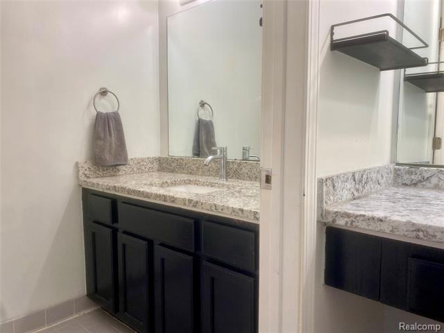 Builiding view seventeen for 6866 Fox, Waterford, MI. 48327