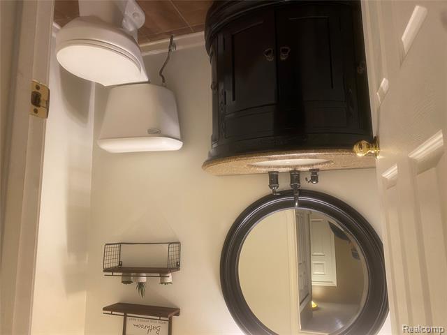 Builiding view twenty six for 6866 Fox, Waterford, MI. 48327