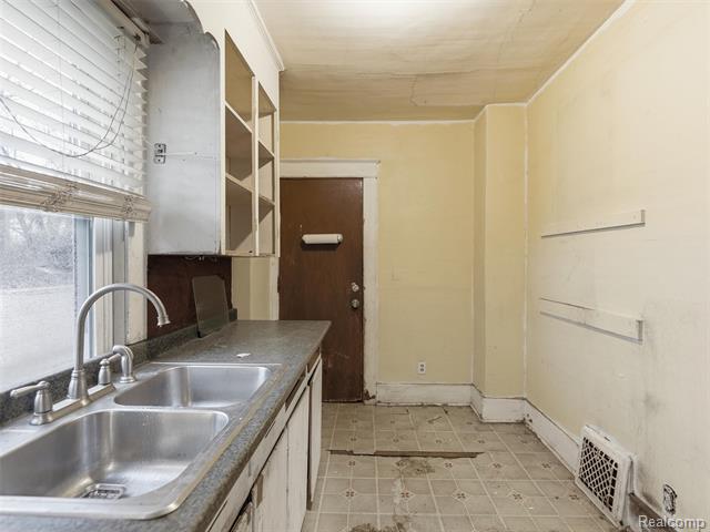 Builiding view eight for 42 Pingree, Pontiac, MI. 48342