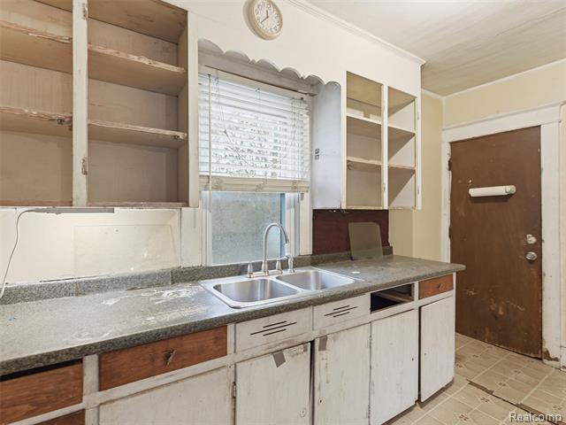 Builiding view seven for 42 Pingree, Pontiac, MI. 48342