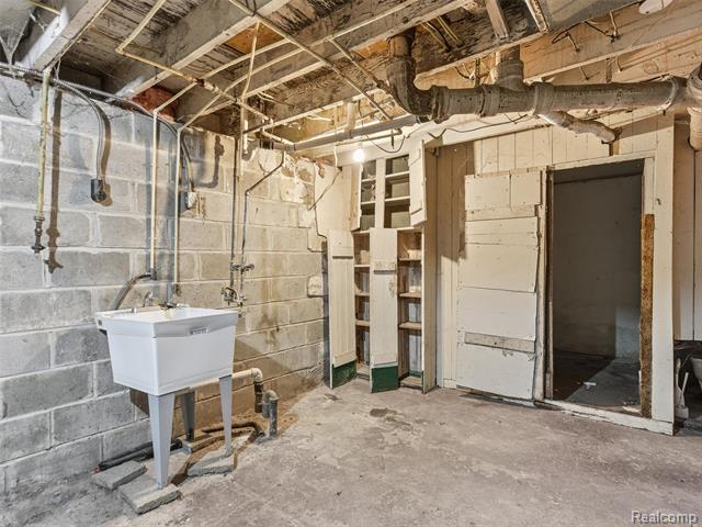 Builiding view sixteen for 42 Pingree, Pontiac, MI. 48342