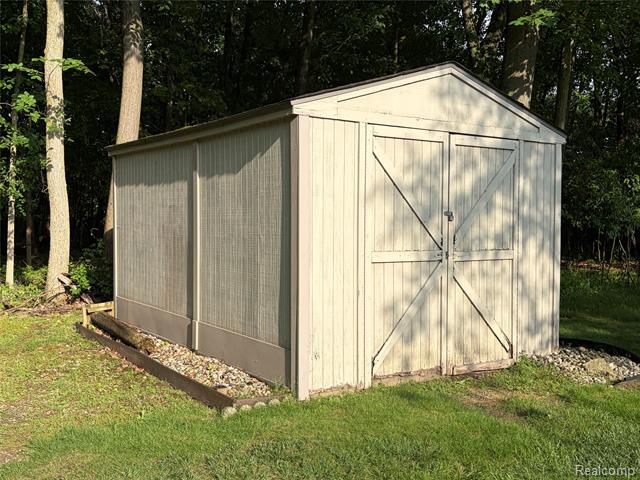 Builiding view eleven for 490 Cove View, Waterford, MI. 48327