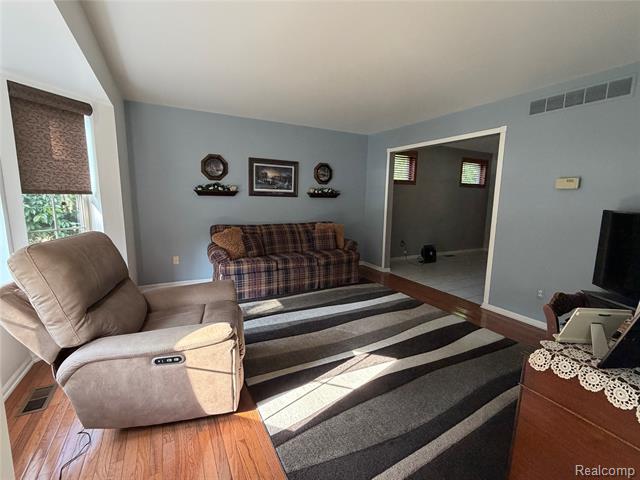Builiding view fifteen for 490 Cove View, Waterford, MI. 48327