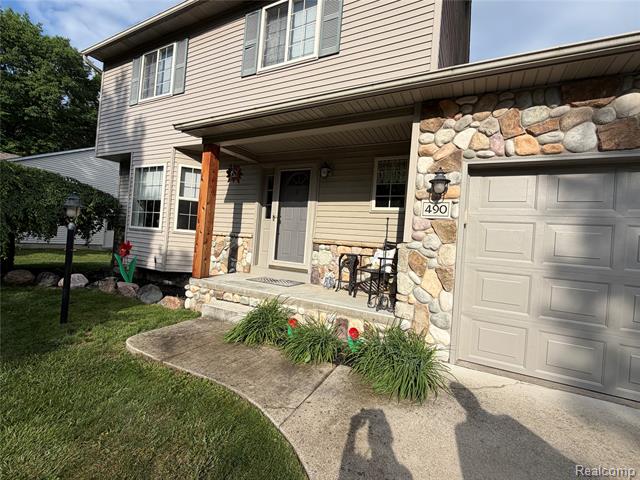 front view for 490 Cove View Dr, Waterford, Mi. 48327