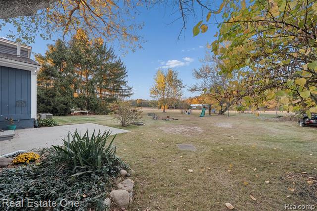 Builiding view twenty seven for 2525 Sherlock, Highland, MI. 48356