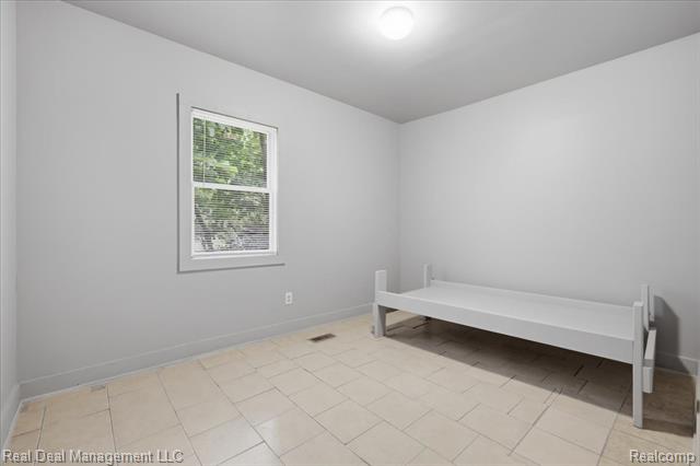 Builiding view eighteen for 354 N Saginaw, Pontiac, MI. 48342