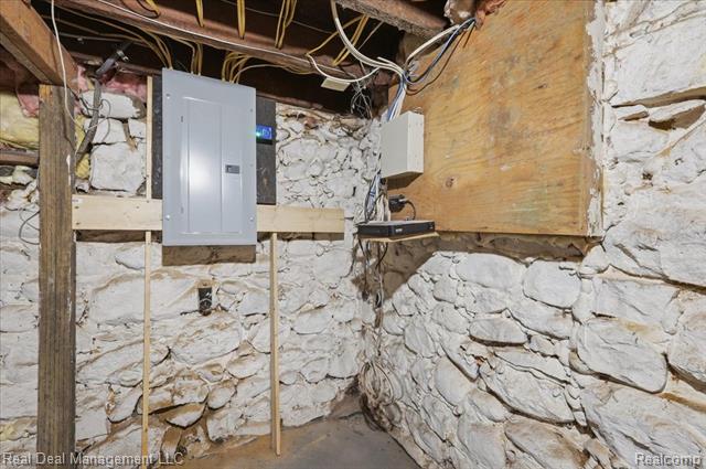 Builiding view forty six for 354 N Saginaw, Pontiac, MI. 48342
