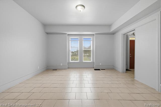 Builiding view ten for 354 N Saginaw, Pontiac, MI. 48342
