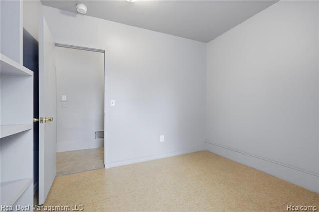 Builiding view thirty eight for 354 N Saginaw, Pontiac, MI. 48342