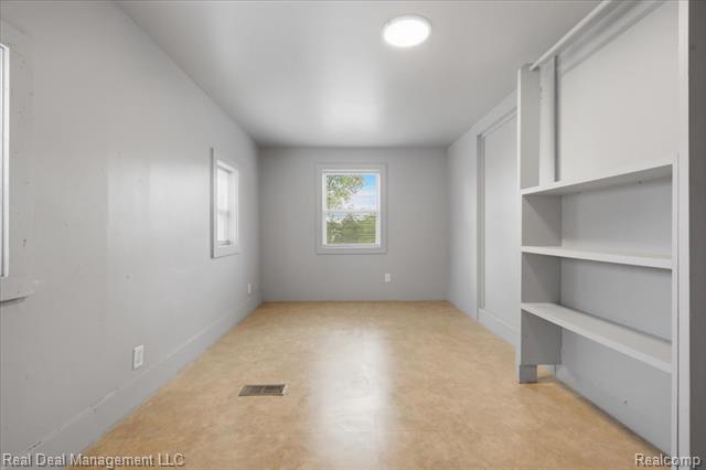 Builiding view thirty five for 354 N Saginaw, Pontiac, MI. 48342