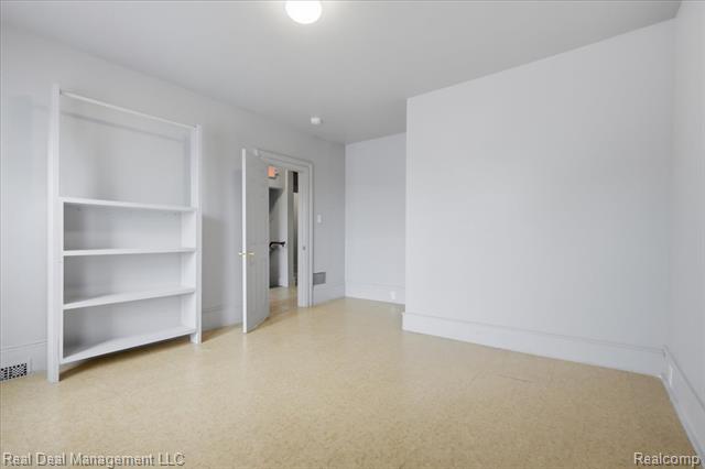 Builiding view thirty for 354 N Saginaw, Pontiac, MI. 48342