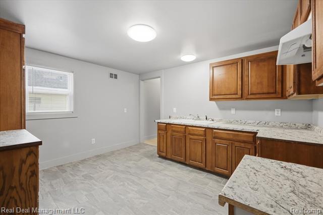Builiding view twenty three for 354 N Saginaw, Pontiac, MI. 48342