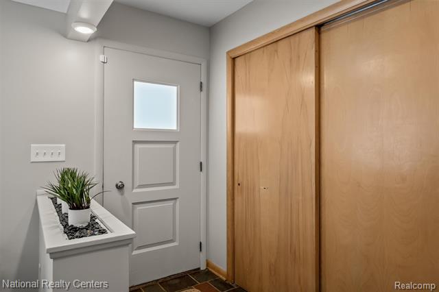 Builiding view eight for 4264 Woodstock, Waterford, MI. 48328