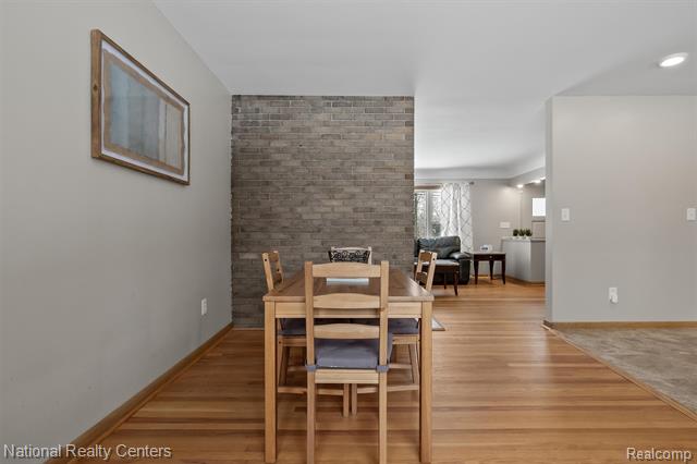 Builiding view eighteen for 4264 Woodstock, Waterford, MI. 48328