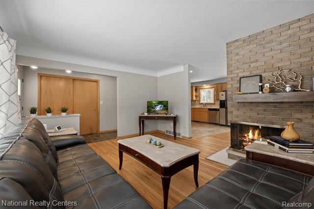 Builiding view eleven for 4264 Woodstock, Waterford, MI. 48328