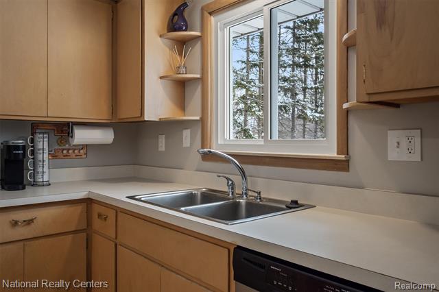 Builiding view fifteen for 4264 Woodstock, Waterford, MI. 48328