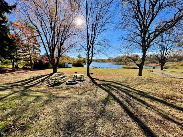 Builiding view forty eight for 4264 Woodstock, Waterford, MI. 48328