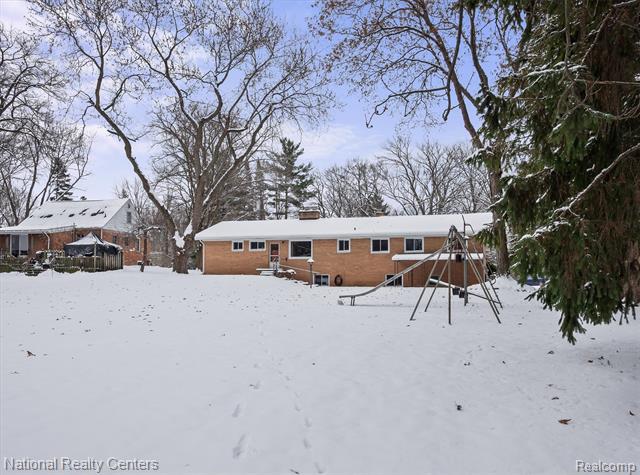 Builiding view forty four for 4264 Woodstock, Waterford, MI. 48328