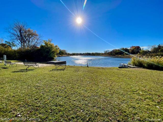 Builiding view forty nine for 4264 Woodstock, Waterford, MI. 48328