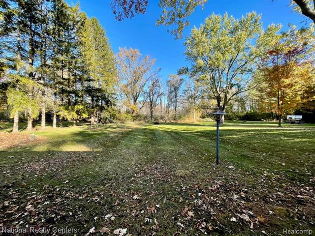 Builiding view forty seven for 4264 Woodstock, Waterford, MI. 48328