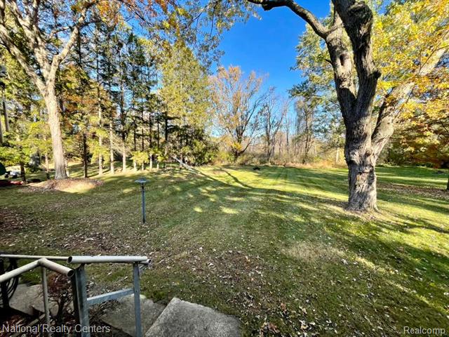 Builiding view forty six for 4264 Woodstock, Waterford, MI. 48328