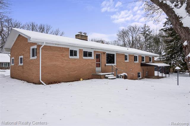 Builiding view forty two for 4264 Woodstock, Waterford, MI. 48328