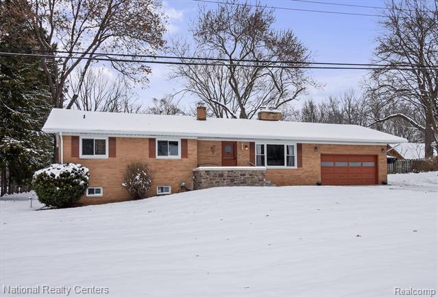 Builiding view four for 4264 Woodstock, Waterford, MI. 48328