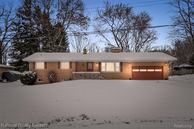 Builiding view one for 4264 Woodstock, Waterford, MI. 48328