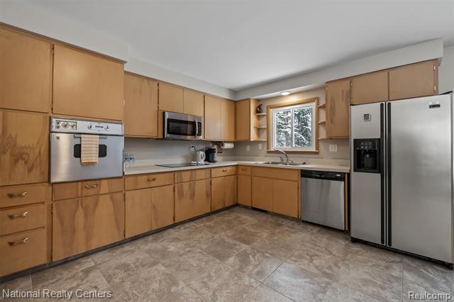 Builiding view sixteen for 4264 Woodstock, Waterford, MI. 48328