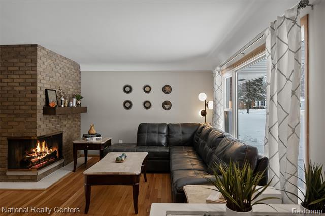 Builiding view ten for 4264 Woodstock, Waterford, MI. 48328